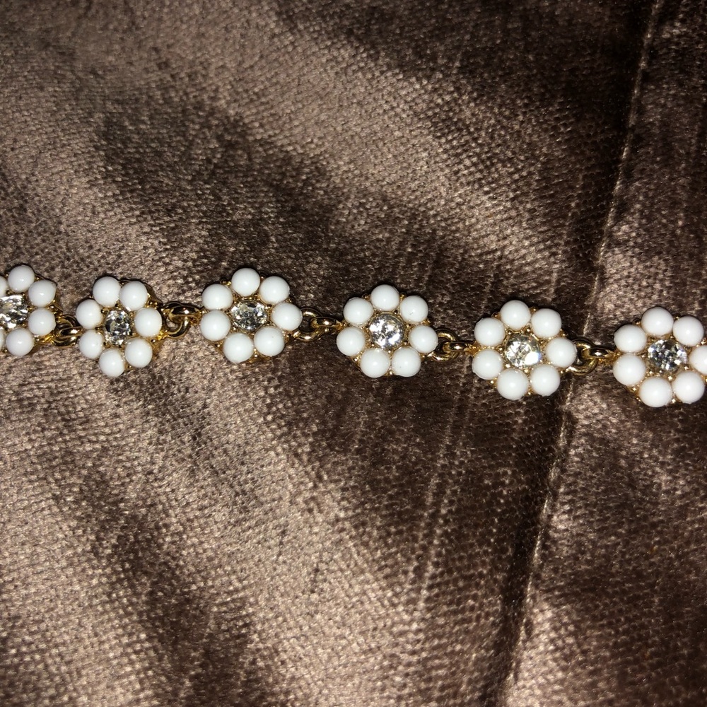 WHITE AND SILVER FLOWER CHOKER NEVER WORN